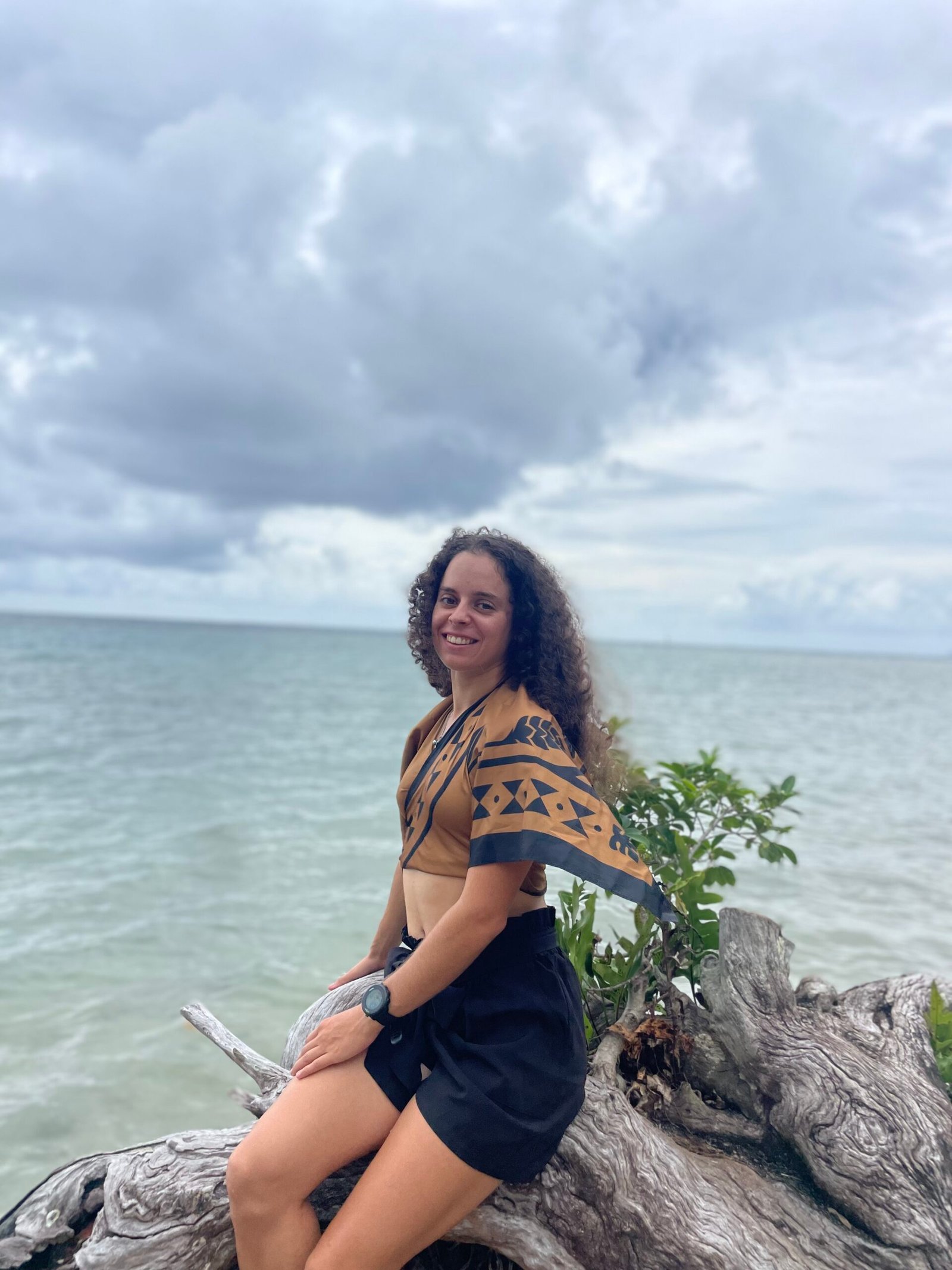 Maéva, fondatrice de Mamagfitlife, souriante, vous accueillant dans notre communauté de Pilates et fitness